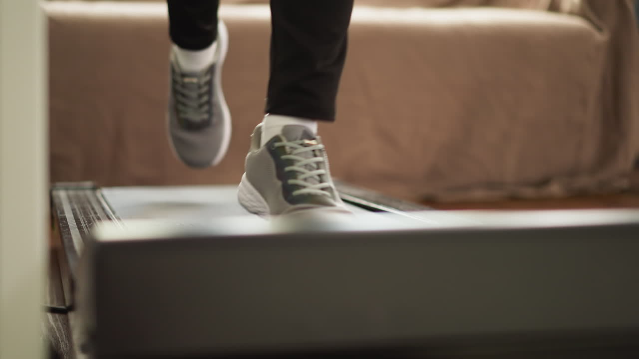 여성은 집에서 근접 운동을 위해 트레드밀을 사용합니다. 피트 레이디는 독점적인 체육관에서 기계화 된 기구에서 다리 운동을 수행하여 건강을 유지합니다.