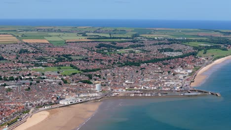 imágenes de drones de alto ángulo de bridlington en verano con cielo azul y océano