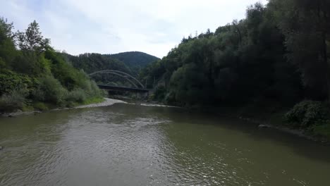 tour de drones fpv debajo de puentes y sobre el río mura en austria