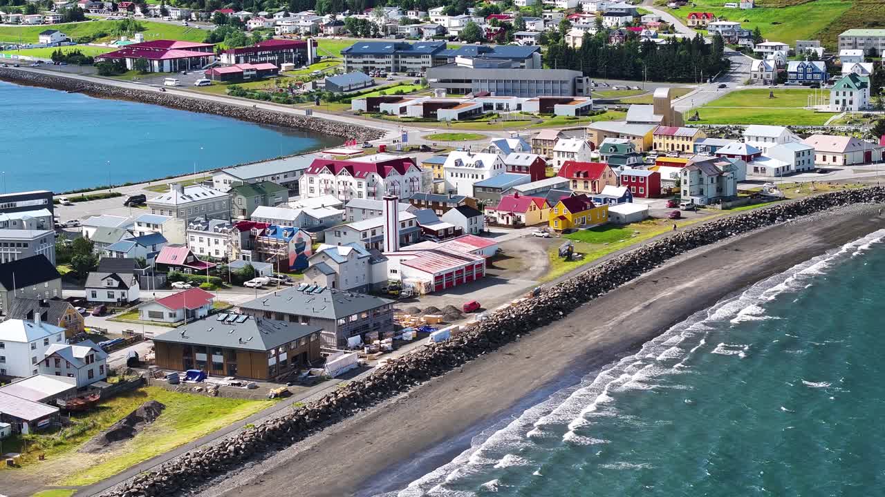 vista aérea de isafjordur, islandia en un día soleado, edificios de la ciudad portuaria y olas marinas
