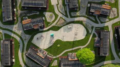 vista aérea del patio de recreo dentro del parque de vacaciones sostenible con alojamientos ecológicos
