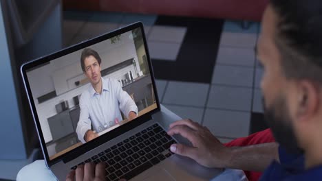 hombre de oriente medio teniendo una videollamada con un colega masculino en una computadora portátil