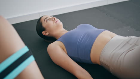 mujer fuerte muslos entrenamiento en casa. mujer enfocada entrenamiento caderas teniendo entrenamiento