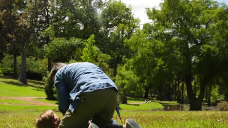 Padre-E-Hijo-Bromeando-Juntos-En-El-Parque