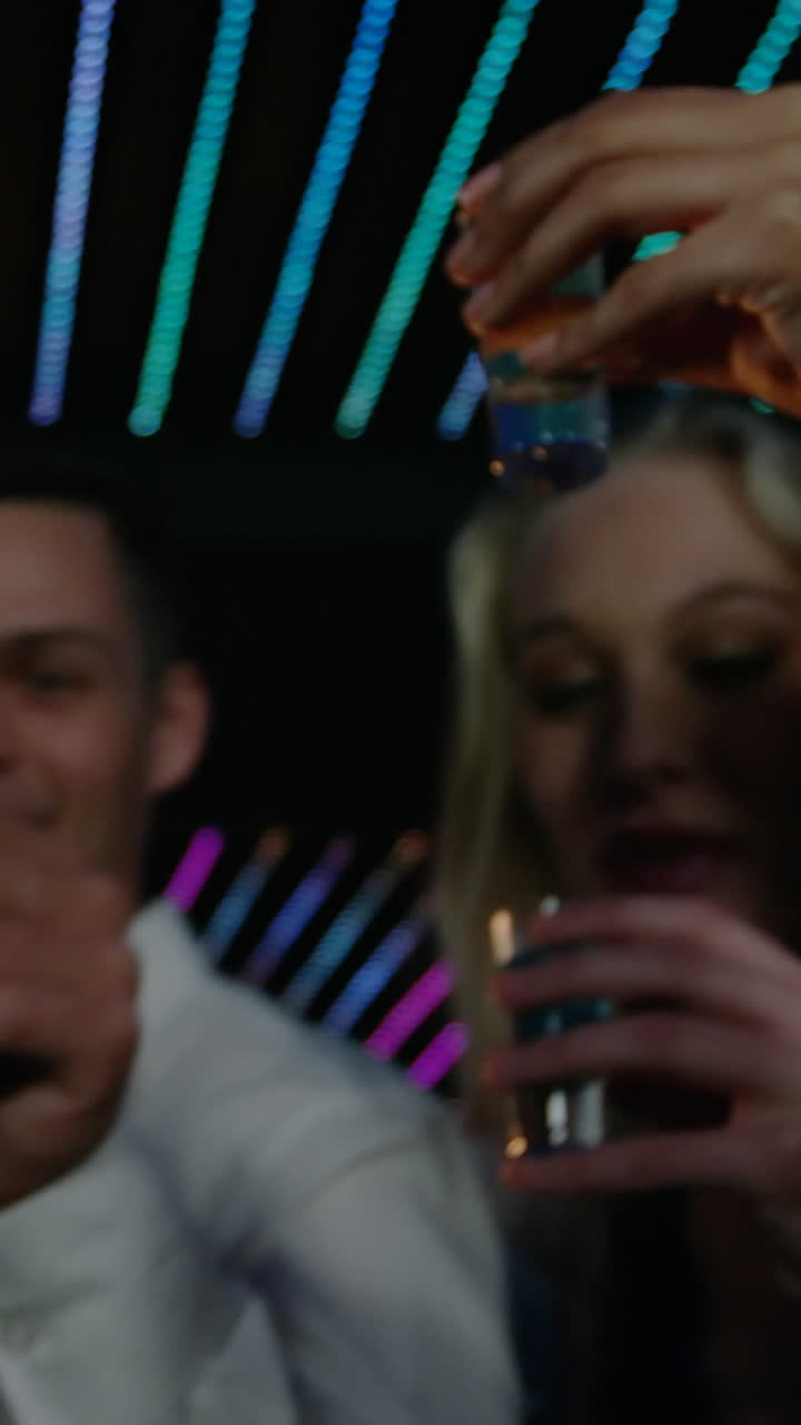 amigos brindando tequila en el bar