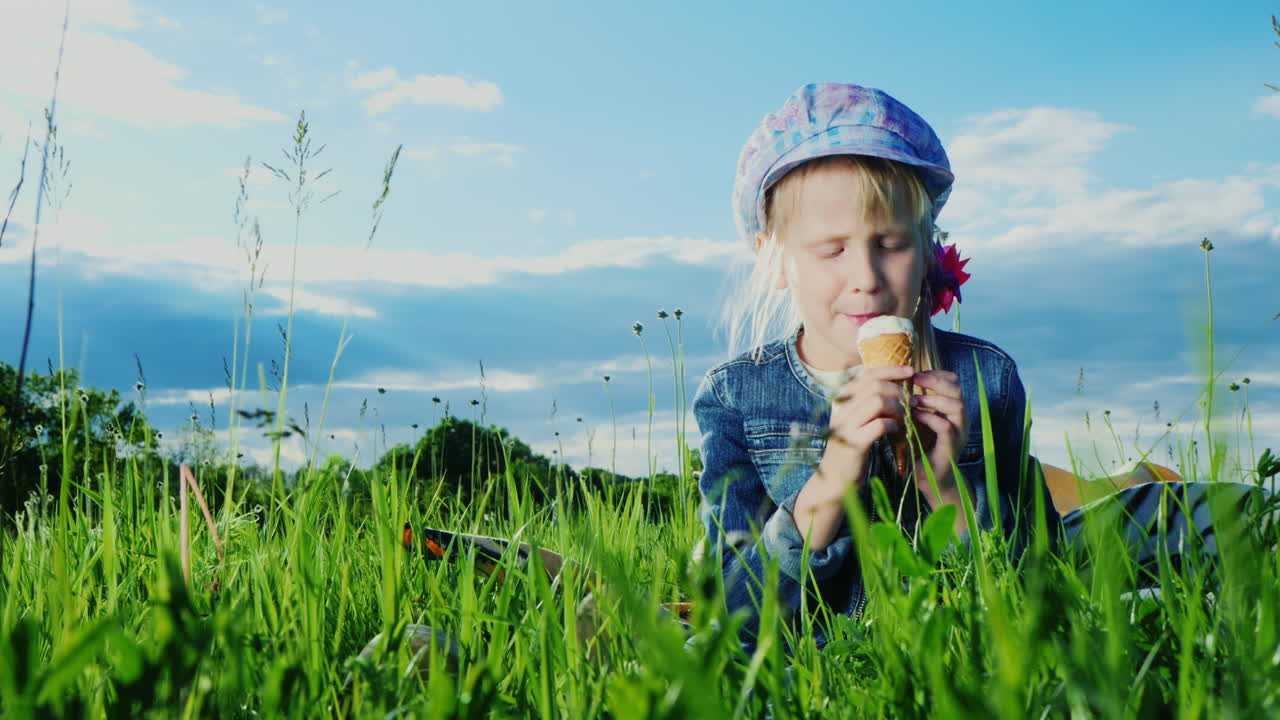 Descarga Gratis Vídeos De Stock De Niña De 6 Años Comiendo Helado En Prado Verde 02. Descarga Clips De Naturaleza