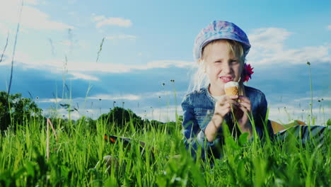 Niña-De-6-Años-Comiendo-Helado-En-Prado-Verde-02