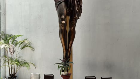 Parroquia-De-La-Patronal-De-San-José-En-La-Ciudad-De-México,-Imágenes-Internas-De-Drones-Del-Cristo-Crucificado-Dentro-Del-Edificio,-Parte-4-De-8