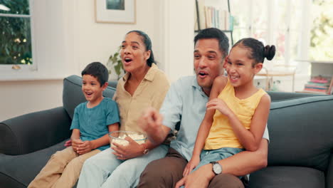 Fröhliche,-Fernsehende-Und-Aufgeregte-Familie-Auf-Dem-Sofa-Mit-Popcorn