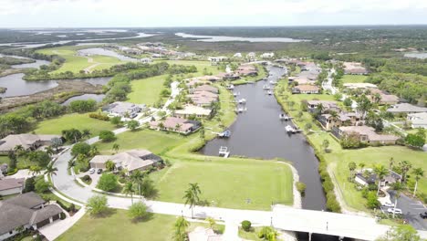 Hermoso-Vecindario-De-Entrada-De-Agua-En-La-Parte-Superior-Del-Río-Manatí,-En-Bradenton,-Florida