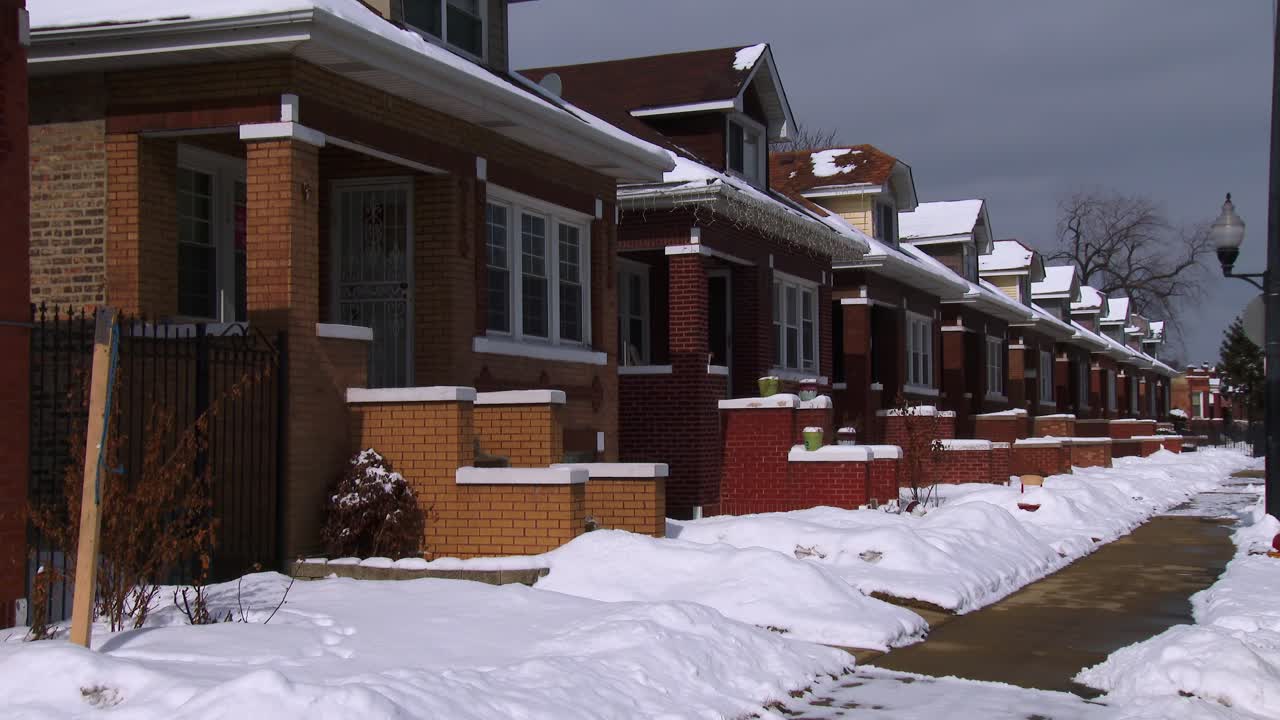 una hilera de casas adosadas en invierno cerca de chicago