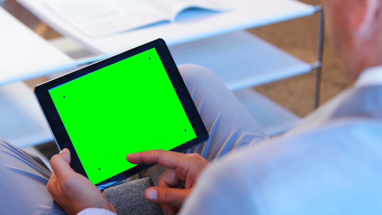태블릿을 사용하는 사업가