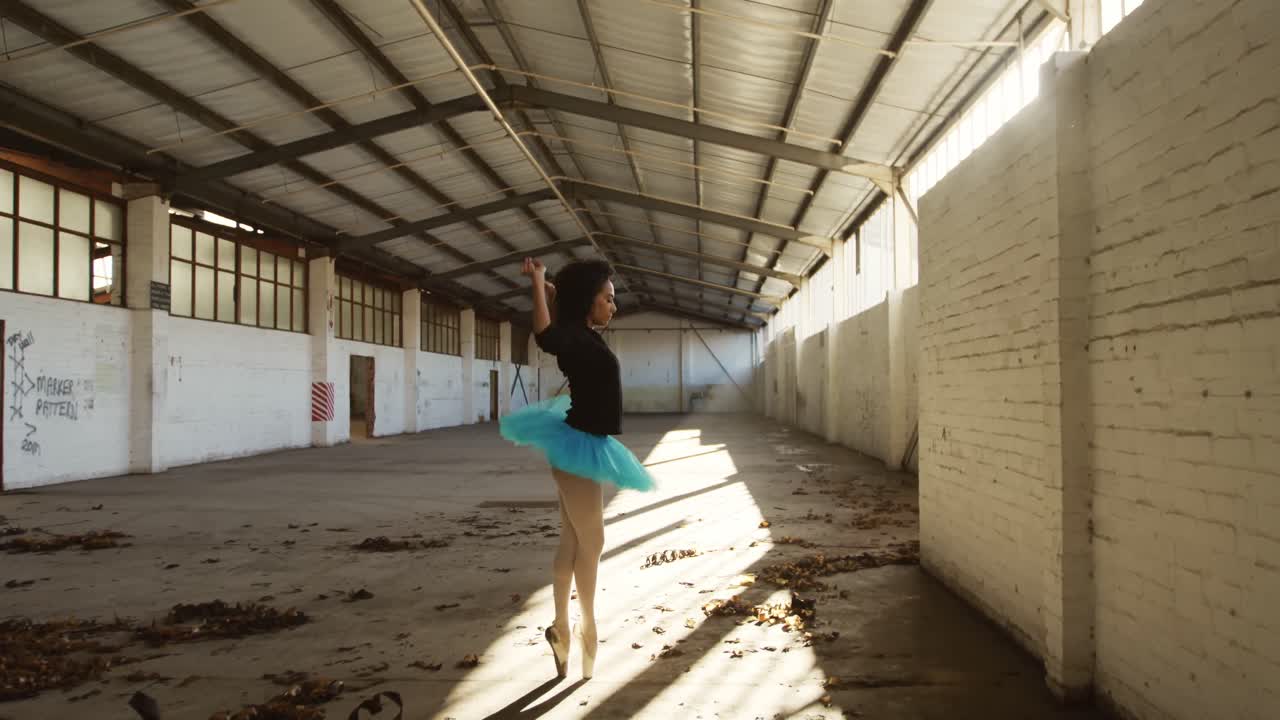 Ballerina in un magazzino vuoto