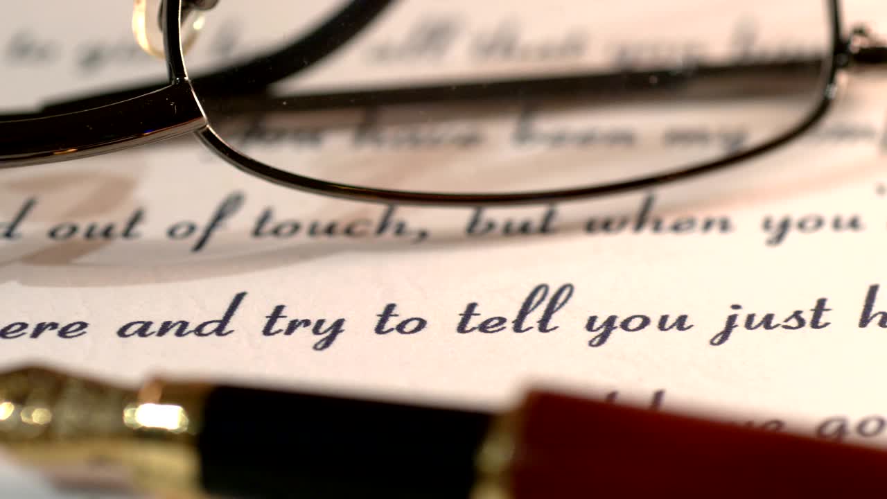 pluma estilográfica en una carta de amor