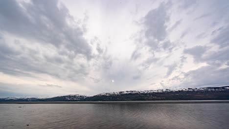 Clouds-flying-above-the-icy-lake