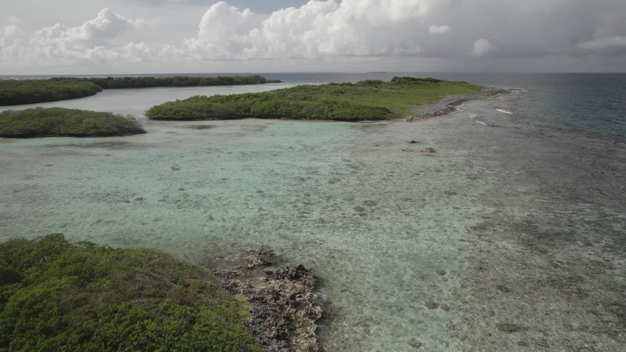 Vista aerea di una laguna interna incontaminata nel Parco Nazionale dell'Arcipelago Los Roques, Venezuela, con acque caraibiche turchesi e lussureggianti isole tropicali