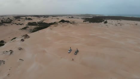 Los-Coches-Del-Grupo-Están-Estacionados-En-Dunas-De-Arena-Cerca-De-Geraldton,-Australia,-Antena