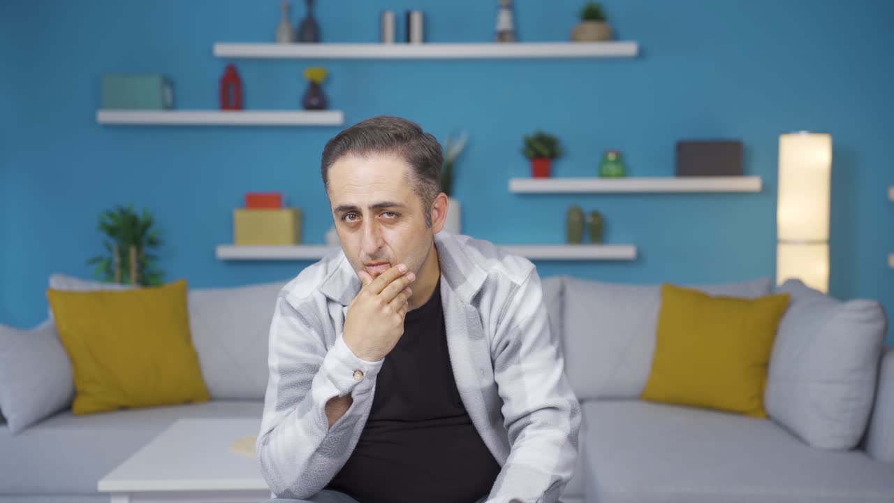Uomo pensieroso verso la telecamera