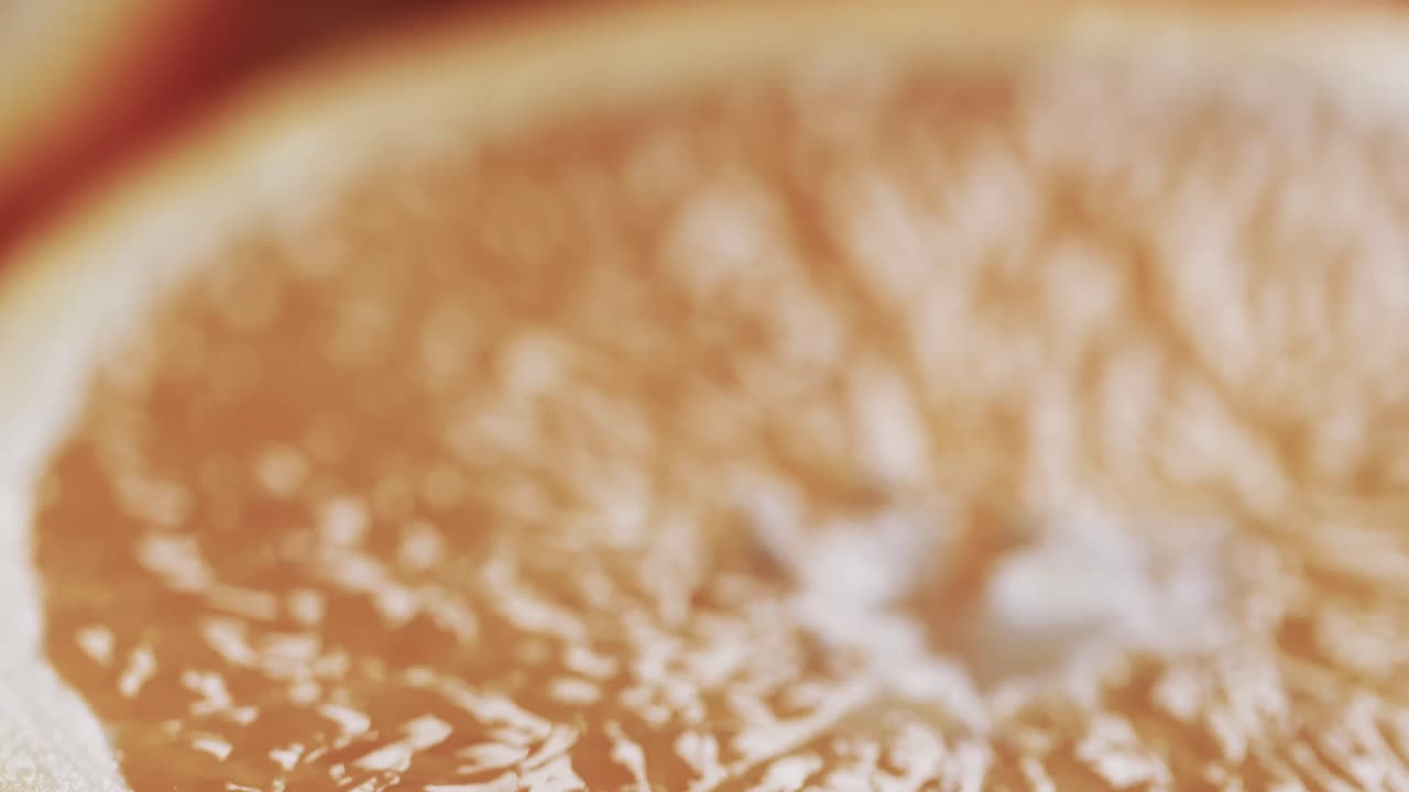 복사 공간과 함께 오렌지 조각의 클로즈업의 마이크로 비디오