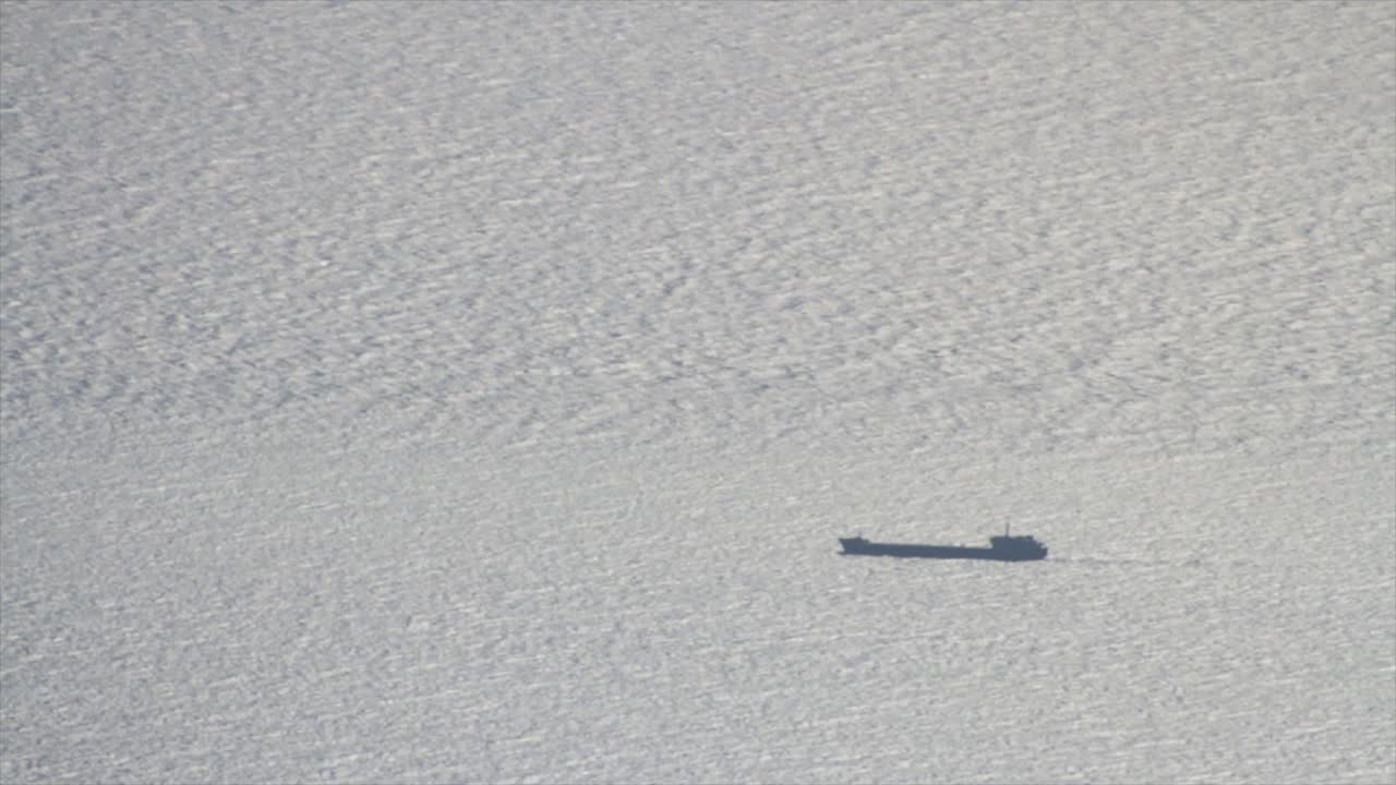 바다에서 화물 선박