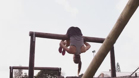 mujeres jóvenes entrenando en un campamento de gimnasia al aire libre