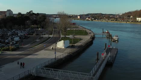 muelle a lo largo del canal o río de la ciudad de bayona, francia