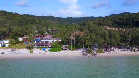 Beach-promenade-with-palm-trees-and-resorts