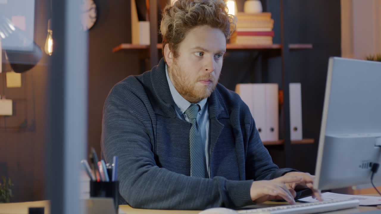 Forretningsmann som jobber sent på kvelden på kontoret