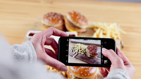 persona, manos y fotografía de comida rápida