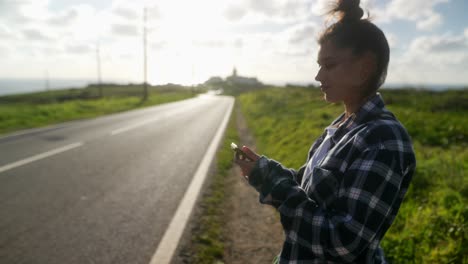 mujer de pie junto a la carretera