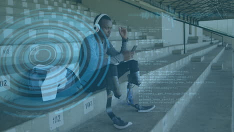 animación del procesamiento de datos sobre un atleta masculino discapacitado que usa un teléfono inteligente con auriculares puestos