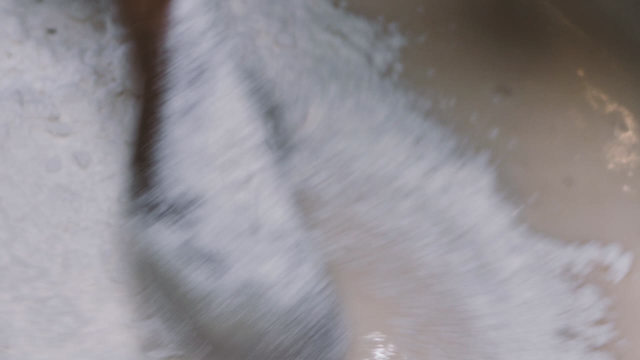 반죽에 마른 밀가루를 뿌린다.