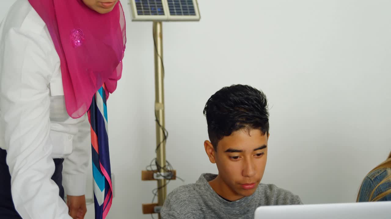 Pilot wanita melatih anak-anak 4k