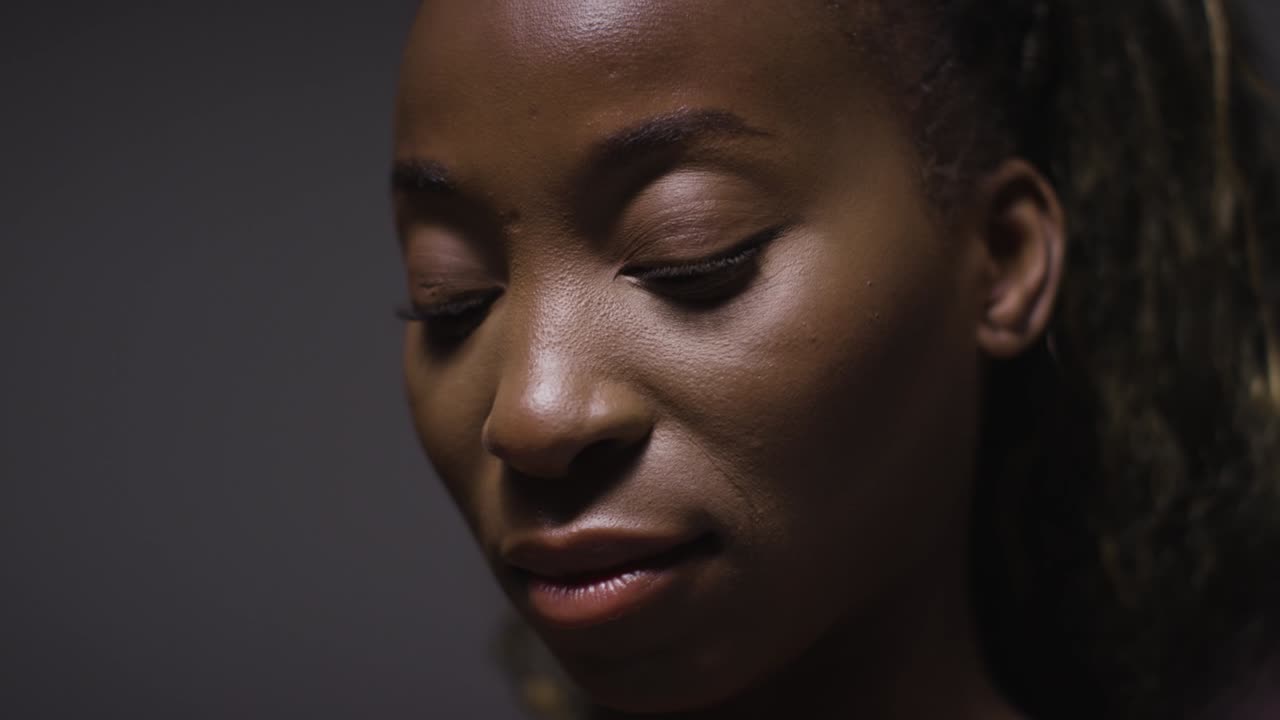 foto de estudio de una mujer poniendo envolturas de boxeo en las manos antes de hacer ejercicio 1