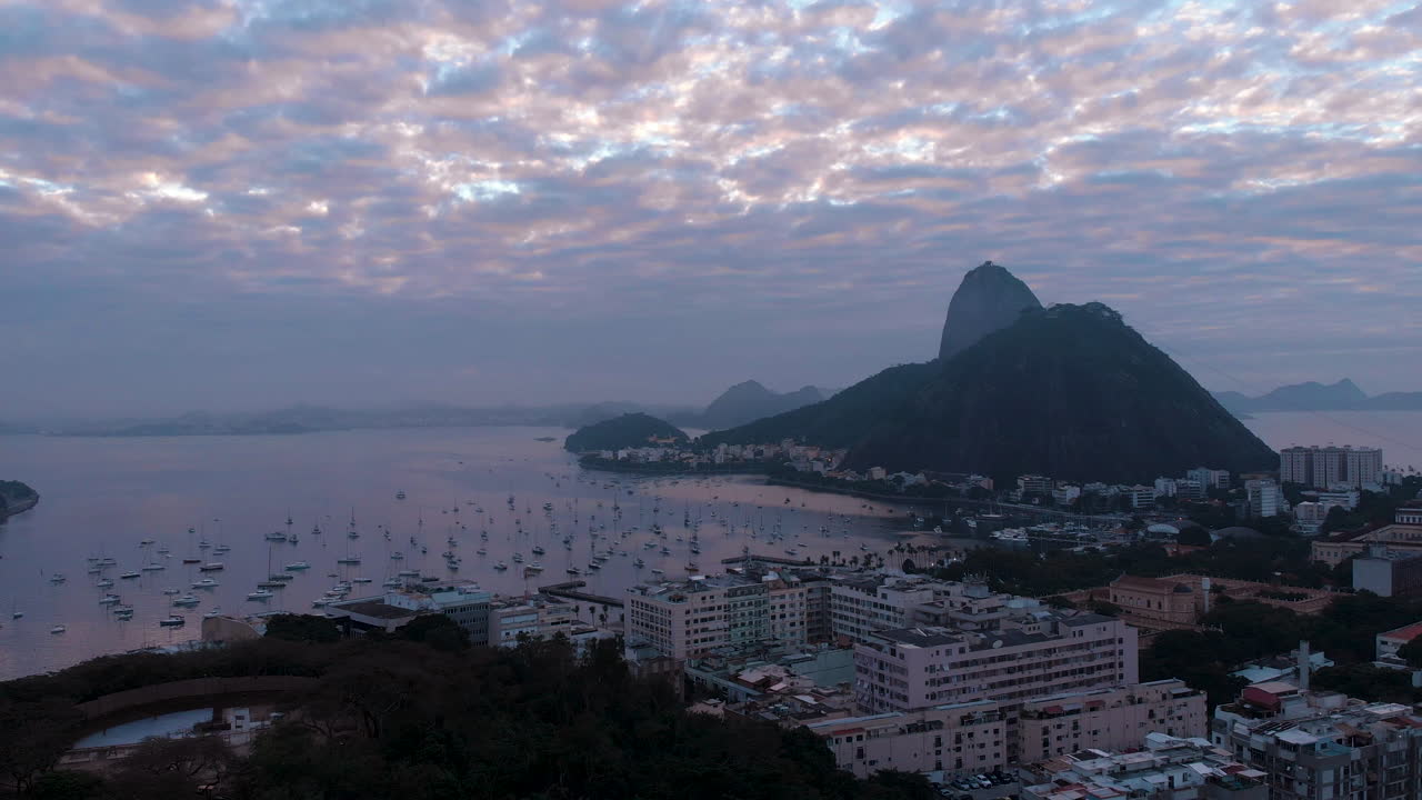 vista del amanecer de la bahía de guanabara en río de janeiro con en primer plano el sitio de construcción del nuevo museo del holocausto.