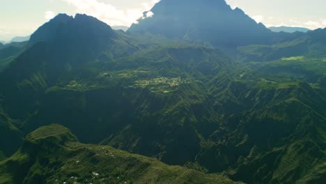 Estableciendo-Una-Amplia-Toma-De-Drones-Sobre-El-Hermoso-E-Impresionante-Cráter-Cirque-Du-Mafate-En-La-Isla-Francesa-De-La-Reunión