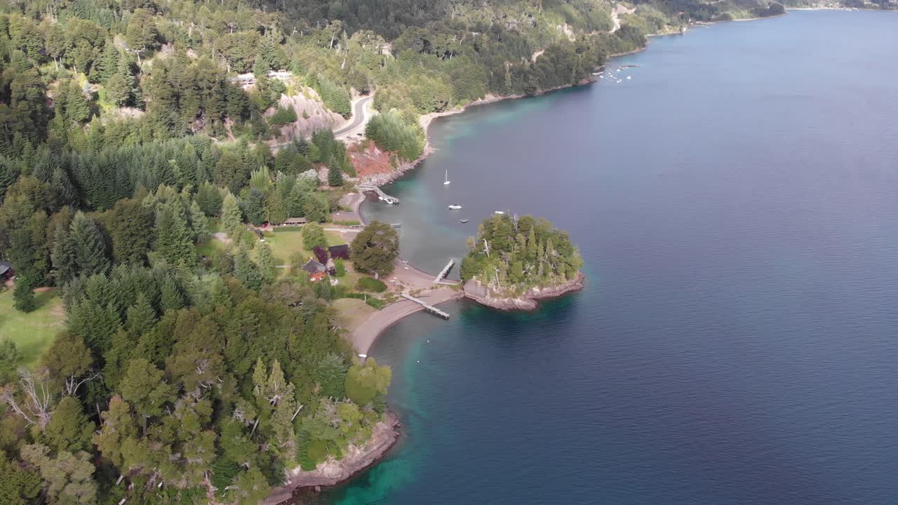 빌라 라 앙고스투라 아르헨티나의 숲이 우거진 섬의 회전 공중