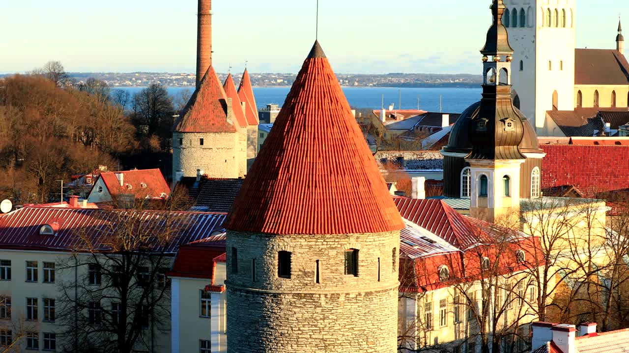 tallin, estonia. vista panorámica de parte de la muralla de la ciudad de tallin con torres. viejas murallas de tallin. lugar popular