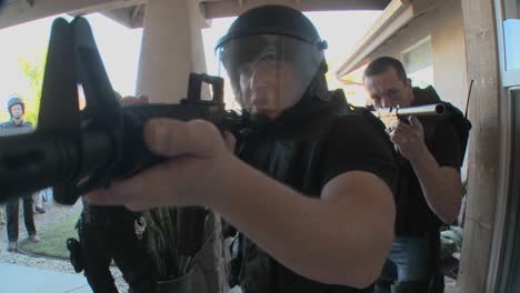 dea officers with arms drawn perform a drug raid on a house 3