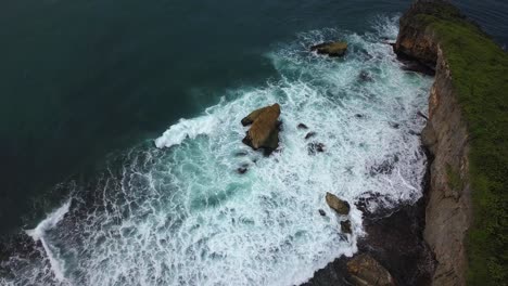 Vista-Aérea-De-La-Costa-Con-Una-Enorme-Roca-De-Coral-Con-Racimos-De-Pequeñas-Rocas-Golpeadas-Por-La-Ola