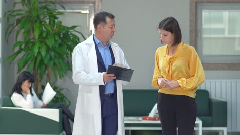 médico y pariente del paciente, corredor del hospital.