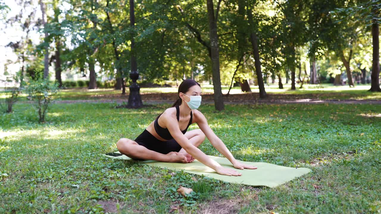 mujer practicando yoga en un parque durante la pandemia