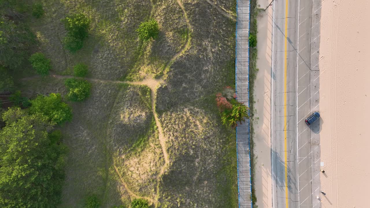 모래 언덕 위에서 오른쪽으로 트럭을 타고 내려가는 장면