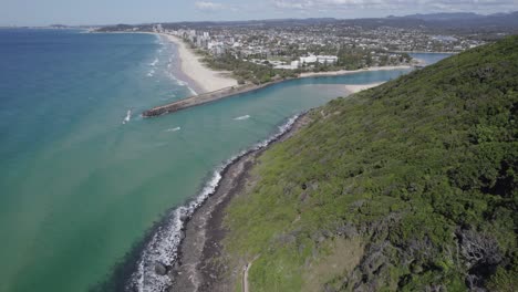 澳大利亞金海岸的burleigh heads飛橋與原始的tallebudgera溪在qld