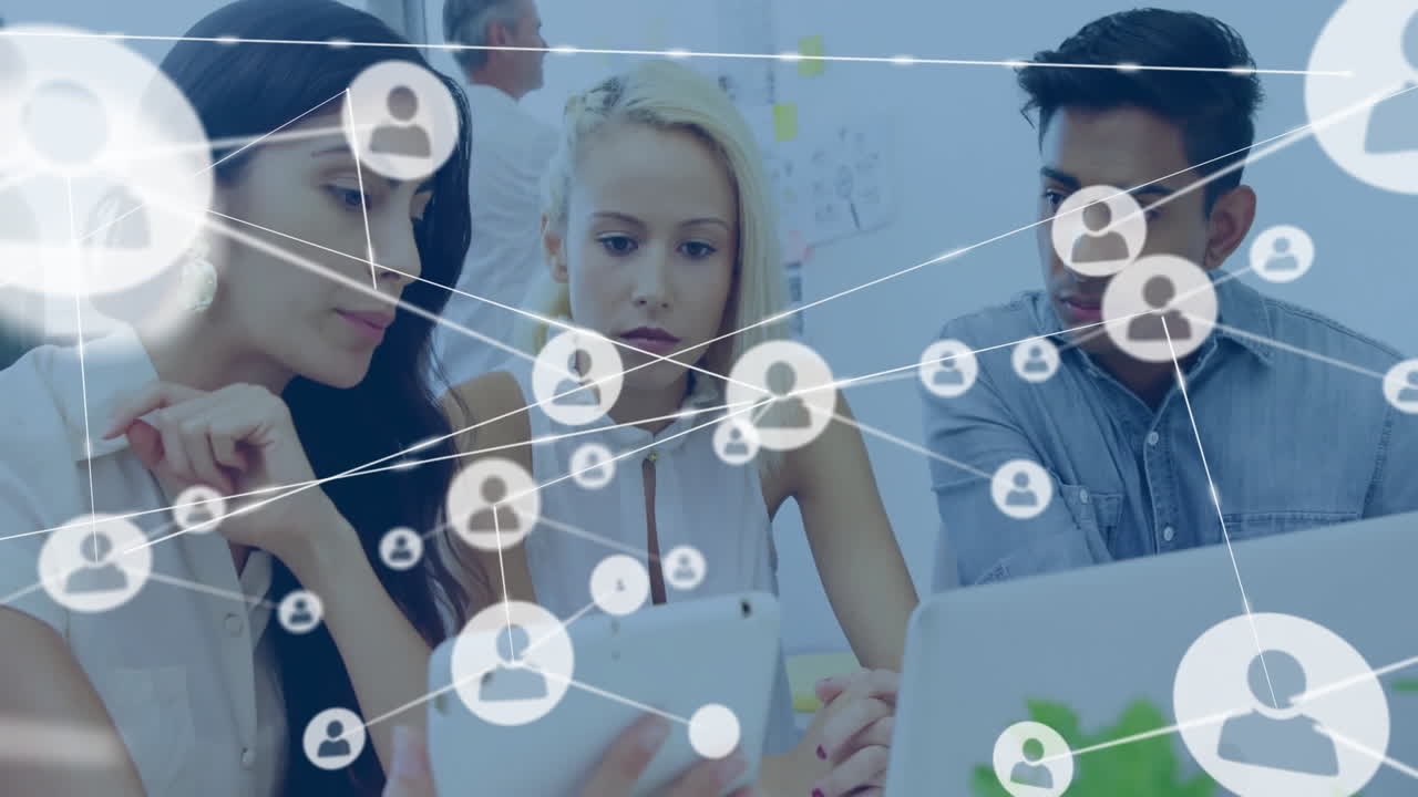 사무실에서 협력하는 다양한 동료들에 대한 연결된 사용자 아이콘의 네트워크를 활성화합니다.