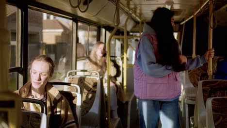 personas en el autobús