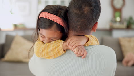 amor, apoyo o papá abrazando a una chica para relajarse como