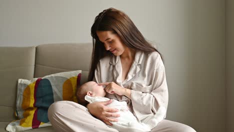 Mamá-Joven-Acariciando-A-Un-Bebé-Dormido