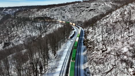 Largo-Tren-De-Carga-Tire-De-Los-Vagones-De-Carga-En-La-Vía-Férrea