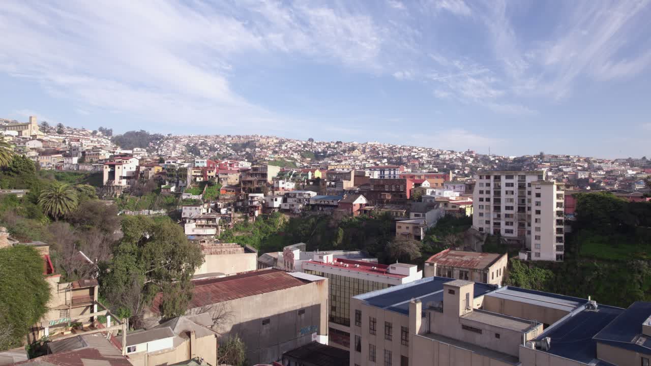 vista aérea de los techos del paisaje urbano de valparaíso